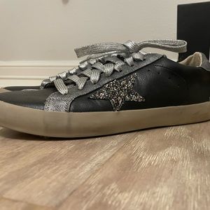 Shu shop black shoes